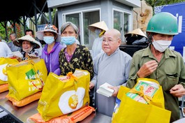 Ni trưởng Thích nữ Từ Nhẫn trao quà đến những gia đình khó khăn