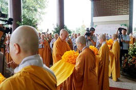 Đức Quyền Pháp chủ GHPGVN cắt băng khai mạc không gian văn hóa Phật giáo 