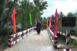 Đại đức Thích Thị Nhân, trụ trì chùa Văn Thánh tài trợ kinh phí xây dựng cây cầu cho người dân địa phương - Ảnh: T.N