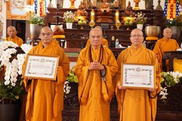 Hòa thượng Thích Minh Thông trao Bằng tuyên dương công đức đến chư tôn đức Ban Giám hiệu Trường Trung cấp Phật học tỉnh