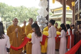 Tặng hoa chúc mừng Sư cô Thích nữ Chúc Phượng, tân trụ trì chùa Tường Vân