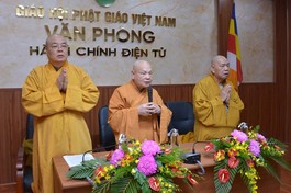 Chư tôn đức chủ tọa buổi họp niệm Phật cầu gia hộ trước buổi họp