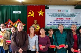 Đại diện đoàn trao quà đến những gia đình ảnh hưởng bởi bão lũ tại tỉnh Nghệ An