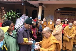 Đoàn trao quà đến đồng bào bị bão lũ tại xã Linh Trường, huyện Gio Linh