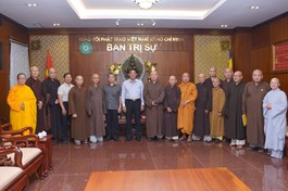 Lãnh đạo Ban Tôn giáo TP.HCM chụp ảnh lưu niệm cùng đoàn Đại biểu Phật giáo TP.HCM