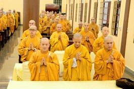 Chư Tăng đảnh lễ Đức Điều ngự Phật hoàng Trần Nhân Tông