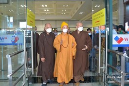 Đức Quyền Pháp chủ GHPGVN đến Thủ đô Hà Nội tham dự Đại hội IX GHPGVN vào sáng nay