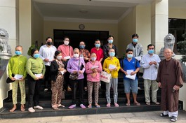 Các bệnh nhân đến Tòa soạn báo Giác Ngộ nhận ủng hộ của bạn đọc gần xa - Ảnh: M.Tuyền