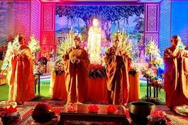 Chư Tăng thực hiện nghi thức niêm hương bạch Phật tại lễ hoa đăng