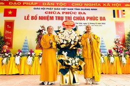 Thượng tọa Thích Đạo Hiển thay mặt Ban Trị sự tỉnh tặng hoa chúc mừng Đại đức tân trụ trì chùa Phúc Đa
