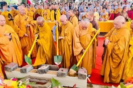 Chư tôn đức thực hiện nghi thức đặt đá xây dựng ngôi chánh điện