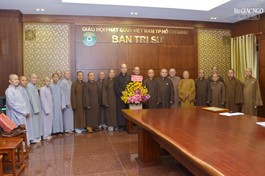 Chư tôn đức Ban Thư ký Ban Trị sự GHPGVN TP.HCM tặng hoa chúc mừng