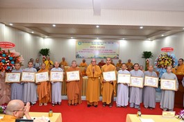 Chư tôn đức nhận Bằng tuyên dương công đức của Ban Trị sự tỉnh