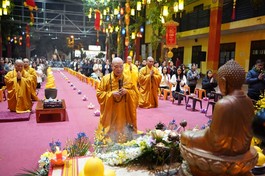 [Ảnh] Khoảnh khắc đón năm mới 2023 ở chùa Bằng - Thủ đô Hà Nội