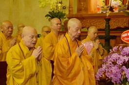 Chư tôn giáo phẩm đảnh lễ Giác linh Trưởng lão Hòa thượng Thích Thiện Hoa