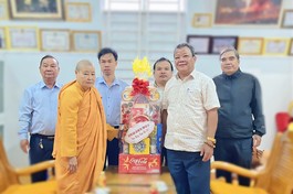 Ông Hồ Hải Tần, Phó Giám đốc Sở Nội vụ, Trưởng ban Tôn giáo tỉnh tặng quà Tết đến Ni trưởng Thích nữ Hiệp Liên