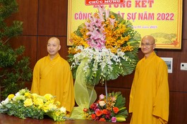 Thượng tọa Thích Thiện Quý thay mặt Ban Thường trực Ban Trị sự TP.HCM tặng lẵng hoa chúc mừng