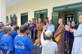 Thượng toạ Thích Thiện Thuận động viên thành viên trung tâm