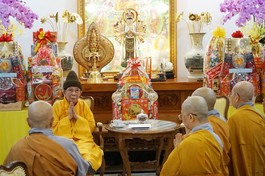 Chư Ni đảnh lễ Trưởng lão Hòa thượng Thích Đức Nghiệp, Phó Pháp chủ GHPGVN