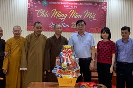 Ông Huỳnh Văn Danh thăm và chúc Tết cổ truyền đến chư tôn đức Ban Trị sự GHPGVN tỉnh 