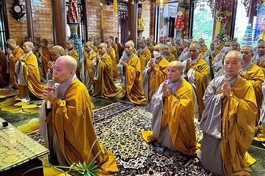 Ni trưởng Thích nữ Thông Mẫn niêm hương, bạch Phật