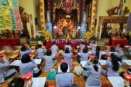 Thanh thiếu niên Phật tử Quán Sứ dâng hoa đăng