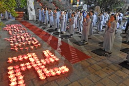 Phật tử chùa Pháp Võ tham dự lễ thắp nến mừng khánh đản Đức Quan Thế Âm 