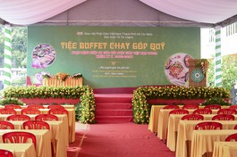 Công tác chuẩn bị cho buffet chay gần hoàn tất - Ảnh: Quảng Đạo