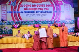 Hòa thượng Thích Thanh Điện trao quyết định bổ nhiệm đến Đại đức Thích Chân Niệm, tân trụ trì chùa Liên Hoa