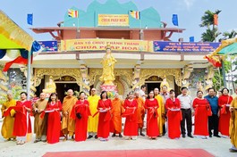 Cắt băng khánh thành ngôi Tam bảo chùa Pháp Hoa
