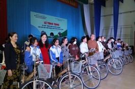 Chương trình "Nâng bước em đến trường" trao 40 xe đạp cho học sinh