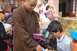 Thượng tọa Thích Thiện Thông trao quà đến bà con hội viên người mù khó khăn