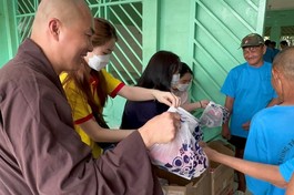 Đại đức Thích Minh Phú trao quà đến bệnh nhân tâm thần TP.Thủ Đức