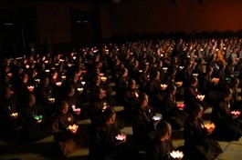 Gần 300 Tăng Ni trường Trung cấp Phật học Bình Định thắp nến tri ân tại non thiêng Yên Tử