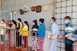 Người nhà bệnh nhân xếp hàng nhận suất ăn do bếp ăn tình thương tịnh xá Ngọc Đạt hỗ trợ