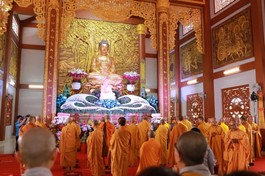 Niêm hương Tam bảo tại chánh điện mới chùa Thanh Sơn