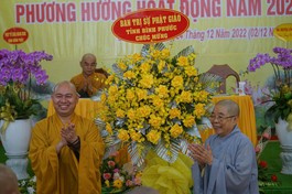 Thượng tọa Thích Đức Thiện, Trưởng ban Trị sự tỉnh Bình Phước tặng hoa chúc mừng Phân ban Ni giới tỉnh