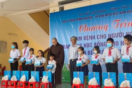 Đại đức Thích Minh Phú tặng quà cho học sing nghèo - Ảnh: TN