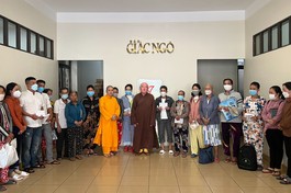 Đại diện Ban Từ thiện xã hội Báo Giác Ngộ trao tiền ủng hộ bệnh nhân ung bướu - Ảnh: M.Tuyền