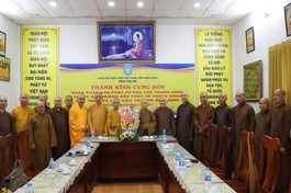 Phân ban Phật tử Dân tộc T.Ư chụp ảnh lưu niệm cùng chư tôn đức Ban Trị sự Phật giáo tỉnh