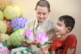 Bé Szabela Tâm Thiện Antoni (10 tuổi) chăm chú học cách làm lồng đèn trong mùa Phật đản