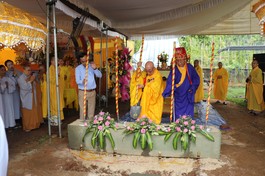 Thực hiện nghi thức đặt đá khởi công xây dựng chánh điện chùa Tiến Hòa