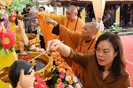 Chư tôn đức, khách quý thực hiện nghi thức Tắm Phật