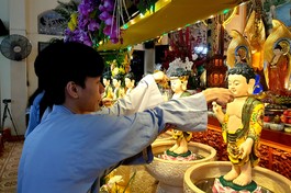 Phật tử thực hiện nghi thức Tắm Phật theo truyền thống 