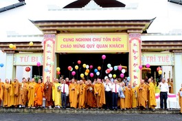 Chư tôn đức, lãnh đạo tỉnh thả bong bóng cầu nguyện quốc thái dân an