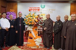 Ngài Tổng Giám mục Giuse Nguyễn Năng tặng hoa chúc mừng Phật đản đến chư tôn đức Ban Trị sự GHPGVN TP.HCM