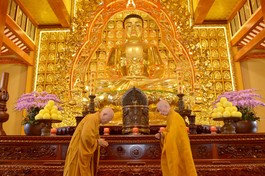 Nhị vị Trưởng lão Hòa thượng Thích Trí Quảng và Trưởng lão Hòa thượng Thích Như Niệm đối thú tác pháp an cư của hàng Thượng tọa