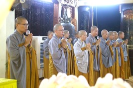 Chư Ni trường hạ Quan Âm tu viện đảnh lễ Tam bảo