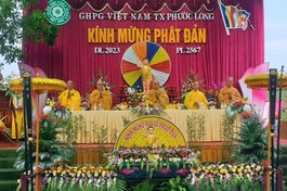 Chư tôn đức thực hiện nghi thức Khánh đản Đức Phật