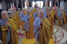 Chư tôn đức Ni đảnh lễ Tam bảo tại chánh điện chùa Pháp Võ